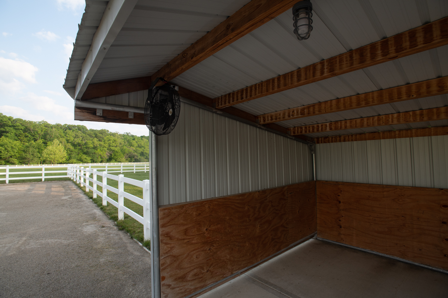 Run-in shed at Hidden Timber Farm horse pasture boarding